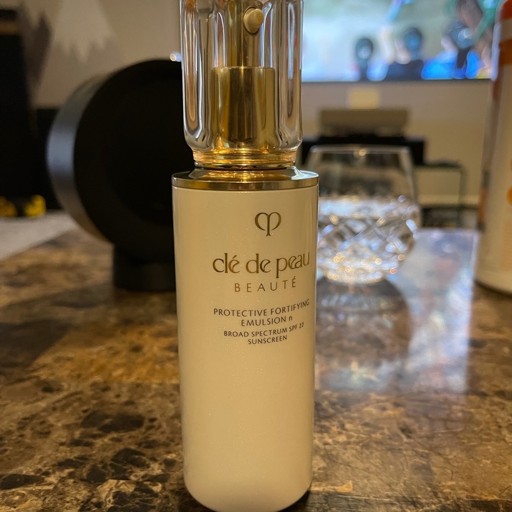 Cle De Peau Beaute Protective Fortifying Emulsion
